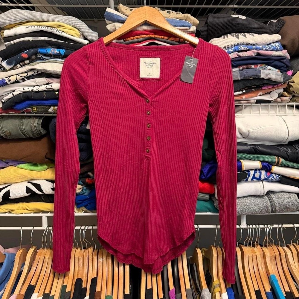 Abercrombie & Fitch red long sleeve Henley top Size XS NWT Brand New